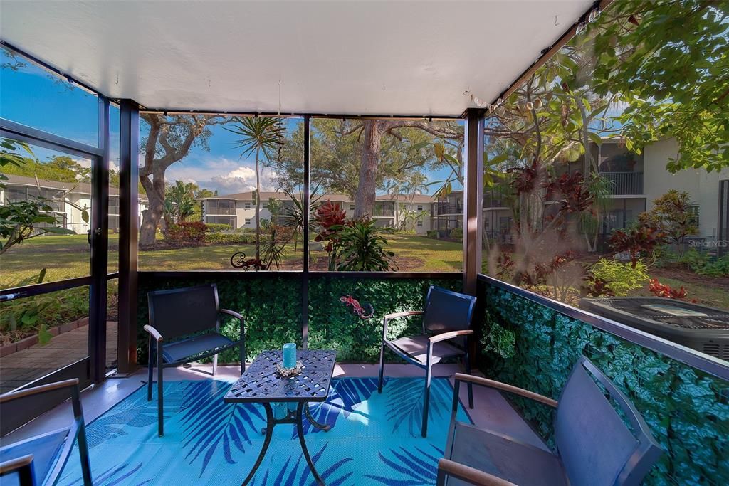 For Sale: $299,953 (2 beds, 2 baths, 881 Square Feet)