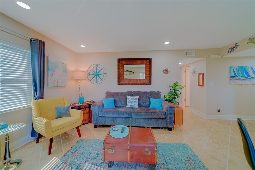 For Sale: $299,953 (2 beds, 2 baths, 881 Square Feet)