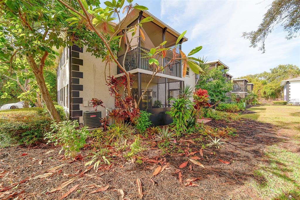 For Sale: $299,953 (2 beds, 2 baths, 881 Square Feet)