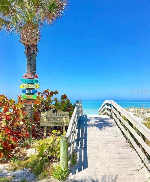 For Sale: $299,953 (2 beds, 2 baths, 881 Square Feet)