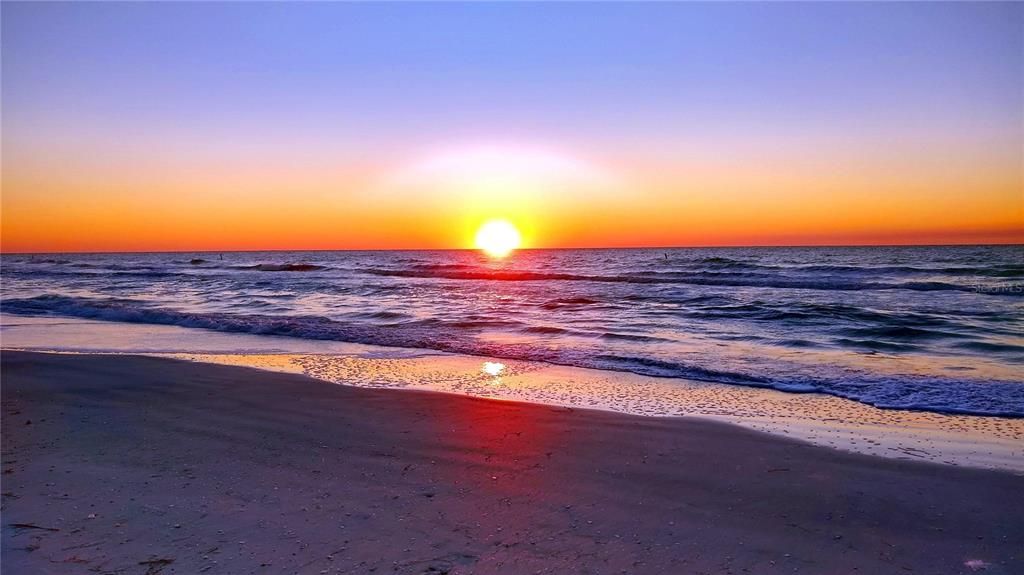 For Sale: $299,953 (2 beds, 2 baths, 881 Square Feet)