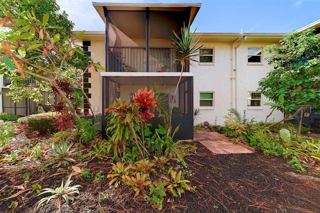 For Sale: $299,953 (2 beds, 2 baths, 881 Square Feet)