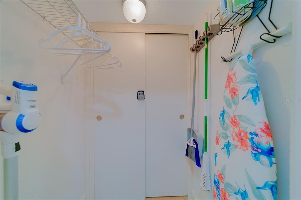 For Sale: $299,953 (2 beds, 2 baths, 881 Square Feet)