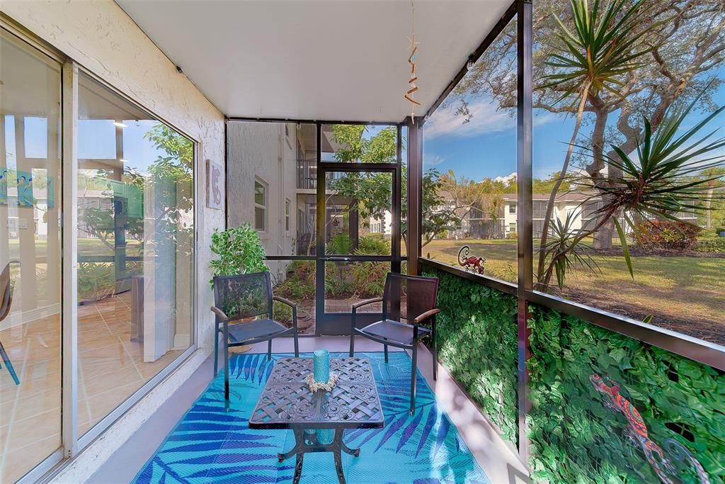 For Sale: $299,953 (2 beds, 2 baths, 881 Square Feet)