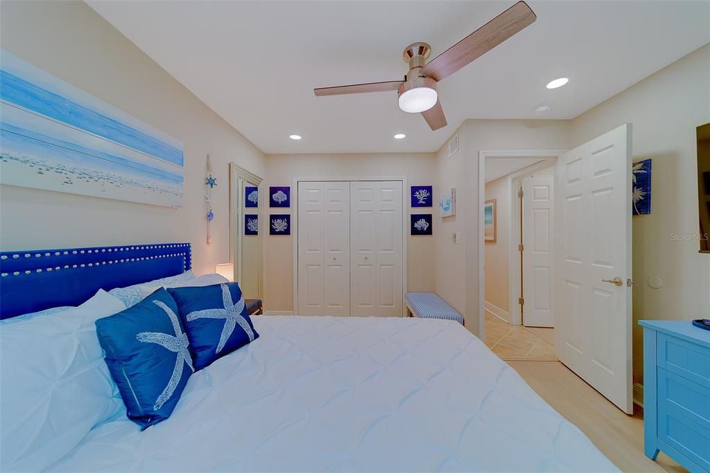 For Sale: $299,953 (2 beds, 2 baths, 881 Square Feet)