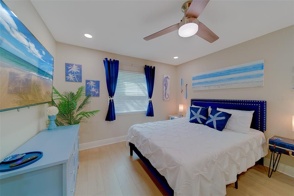 For Sale: $299,953 (2 beds, 2 baths, 881 Square Feet)