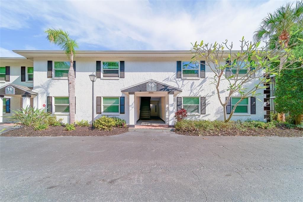 For Sale: $299,953 (2 beds, 2 baths, 881 Square Feet)