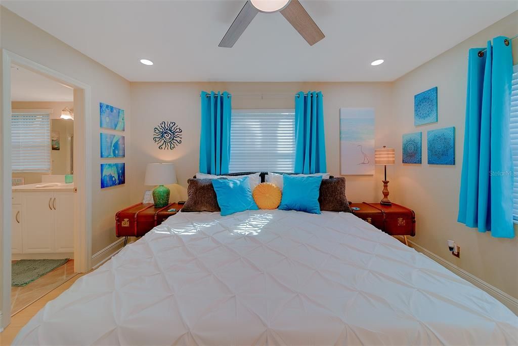 For Sale: $299,953 (2 beds, 2 baths, 881 Square Feet)