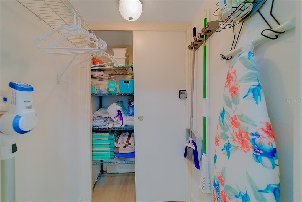 For Sale: $299,953 (2 beds, 2 baths, 881 Square Feet)