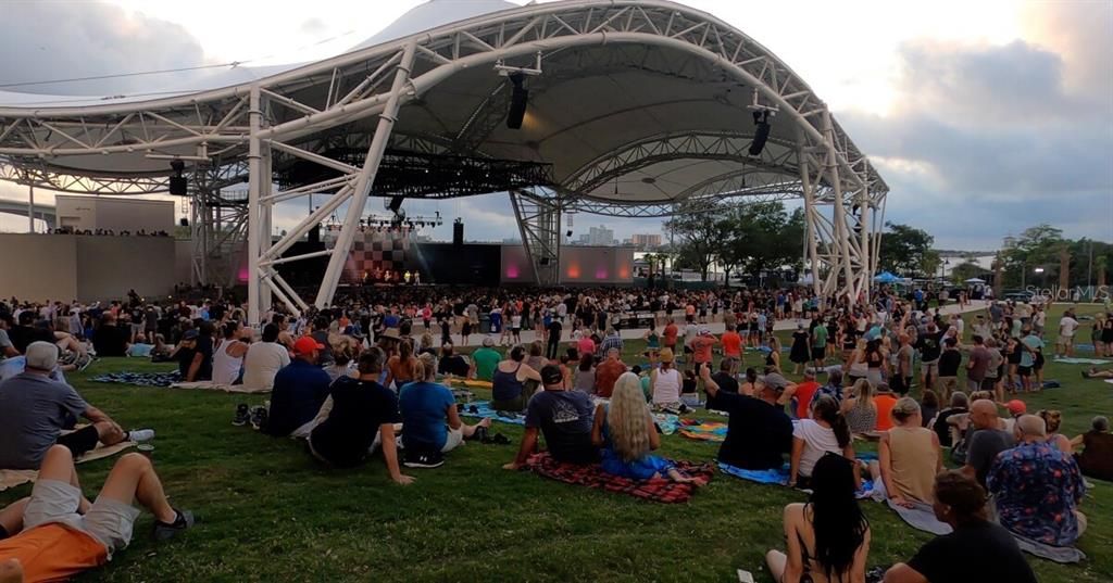 For Sale: $299,953 (2 beds, 2 baths, 881 Square Feet)