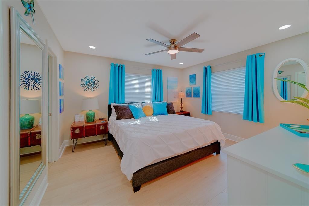 For Sale: $299,953 (2 beds, 2 baths, 881 Square Feet)