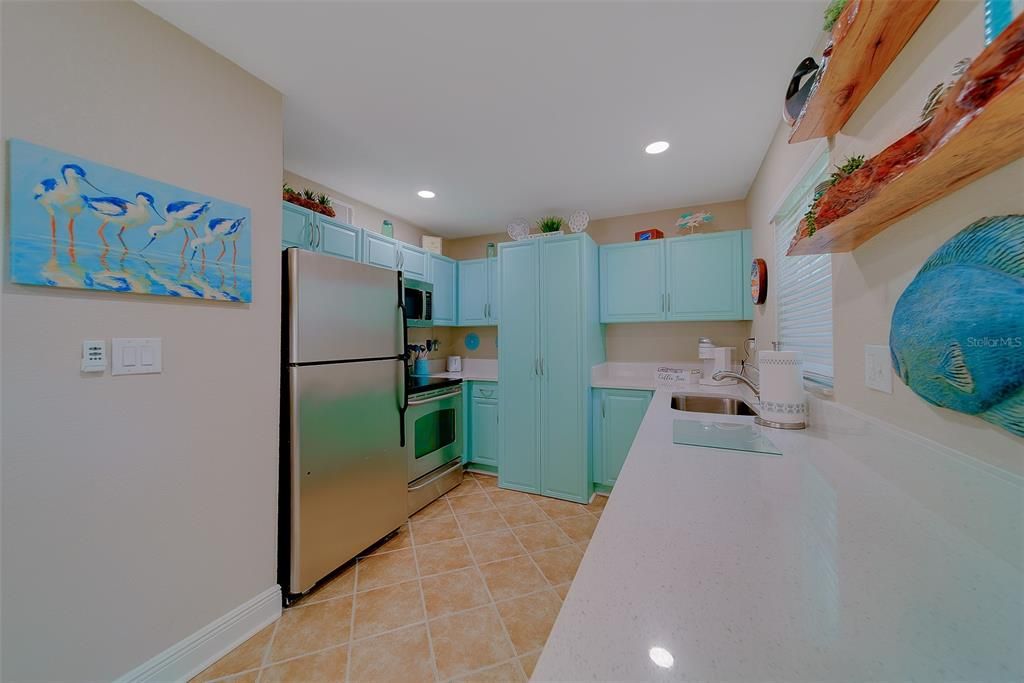 For Sale: $299,953 (2 beds, 2 baths, 881 Square Feet)