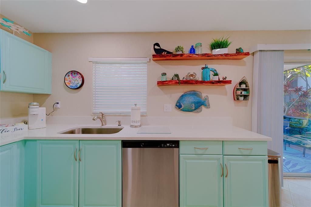 For Sale: $299,953 (2 beds, 2 baths, 881 Square Feet)