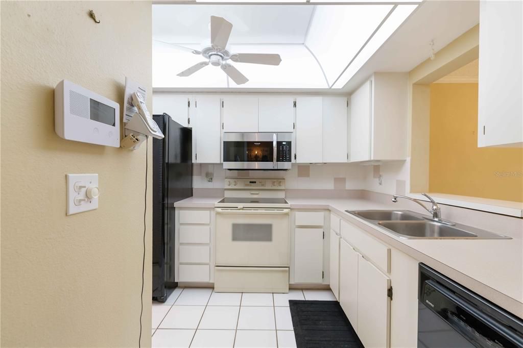 待售: $235,000 (2 贝兹, 2 浴室, 1118 平方英尺)