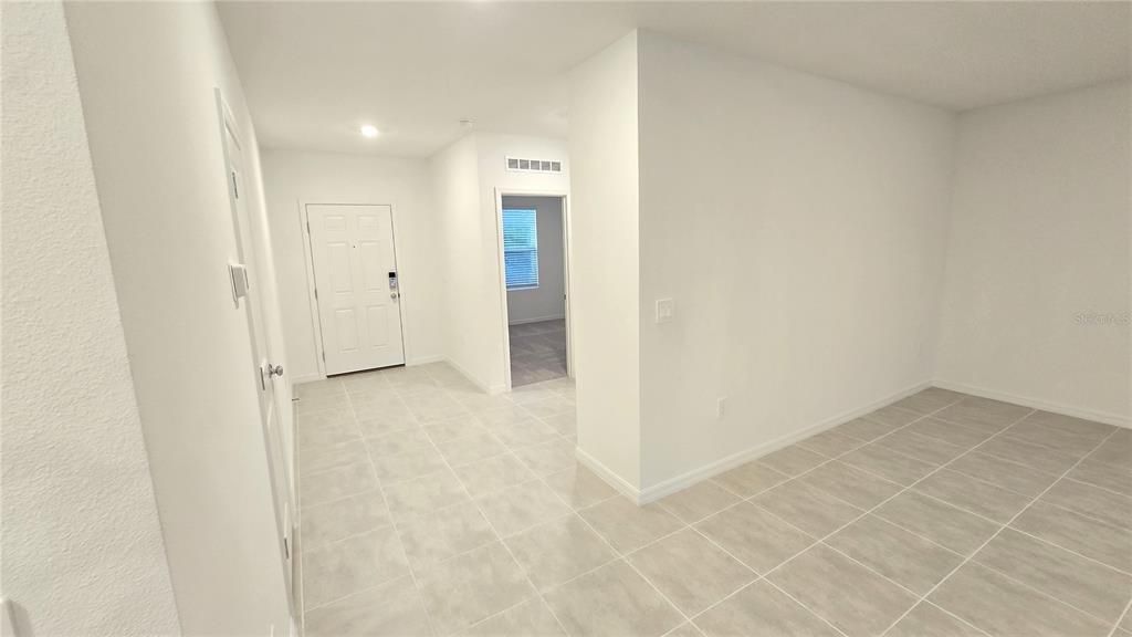 出租: $2,090 (4 贝兹, 3 浴室, 2200 平方英尺)