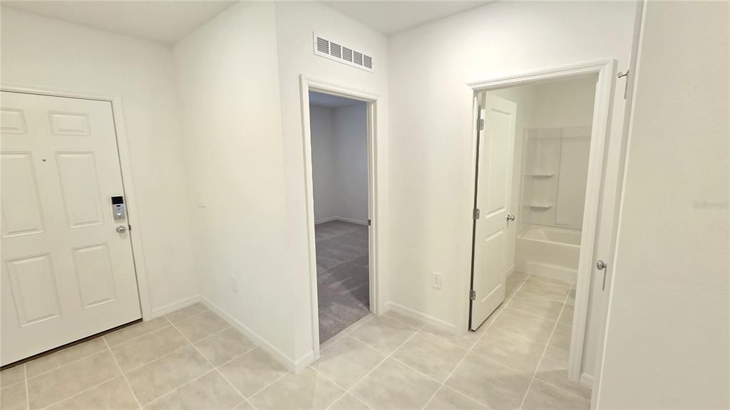 出租: $2,090 (4 贝兹, 3 浴室, 2200 平方英尺)