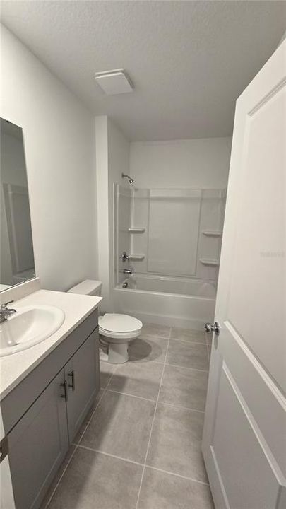 出租: $2,090 (4 贝兹, 3 浴室, 2200 平方英尺)