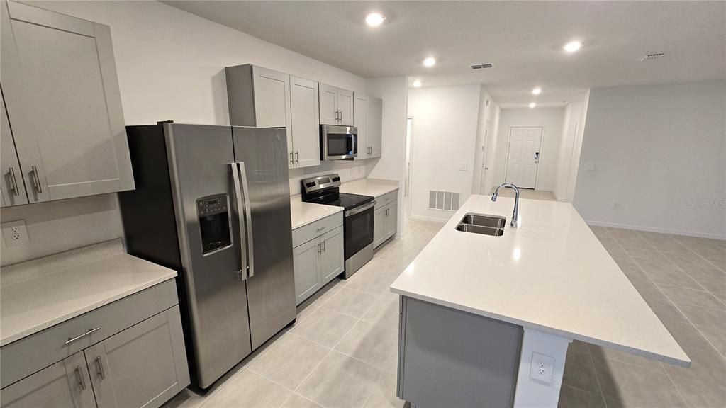 出租: $2,090 (4 贝兹, 3 浴室, 2200 平方英尺)