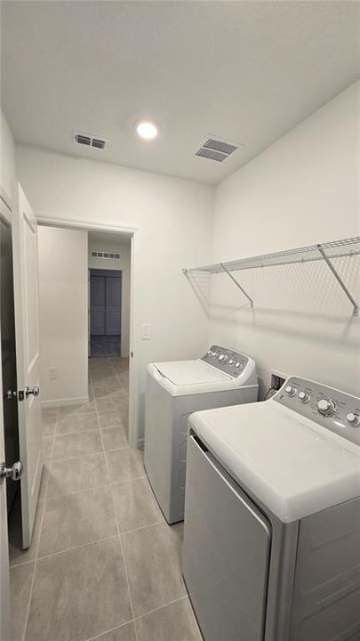 出租: $2,090 (4 贝兹, 3 浴室, 2200 平方英尺)