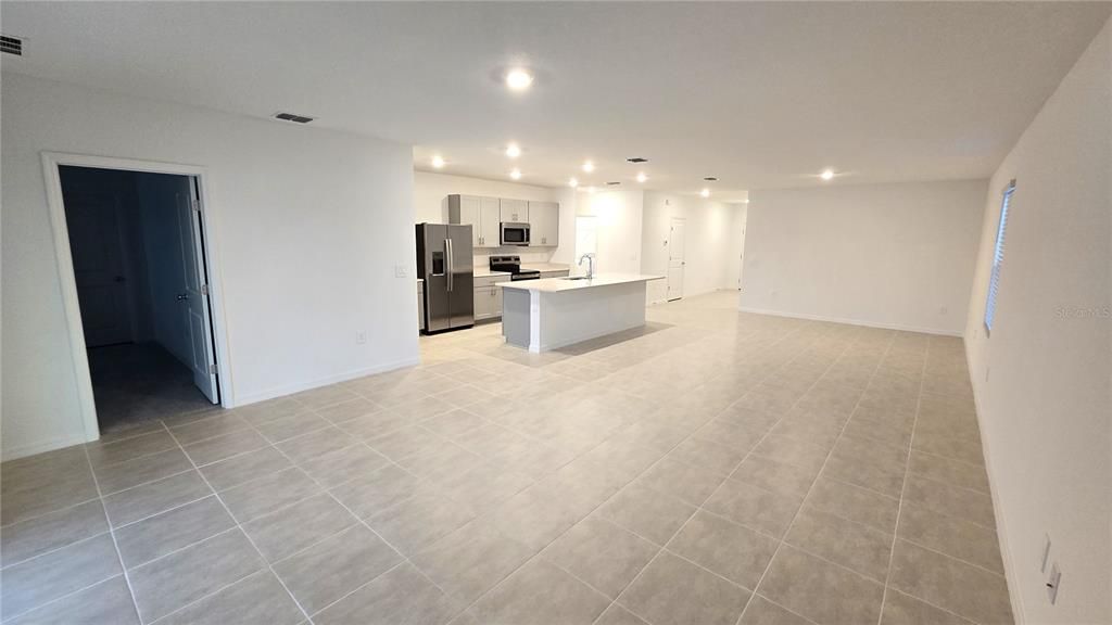 出租: $2,090 (4 贝兹, 3 浴室, 2200 平方英尺)