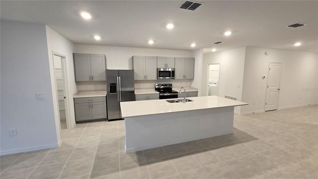 出租: $2,090 (4 贝兹, 3 浴室, 2200 平方英尺)