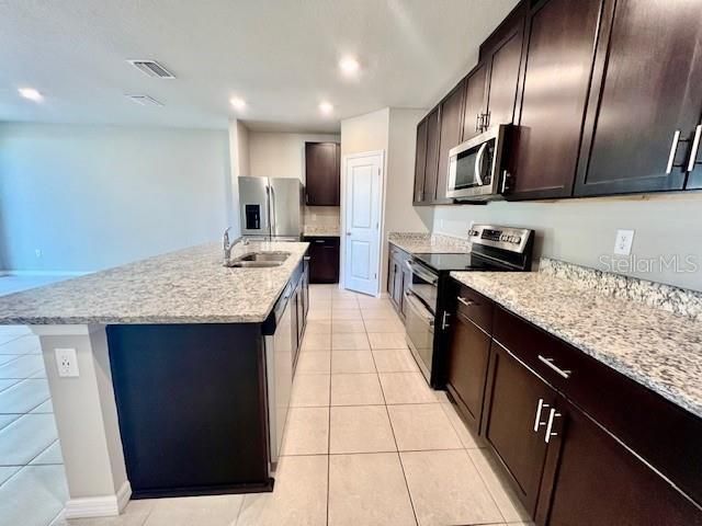 En Renta: $2,350 (3 camas, 2 baños, 1840 Pies cuadrados)