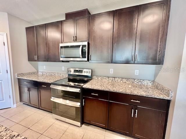 En Renta: $2,350 (3 camas, 2 baños, 1840 Pies cuadrados)