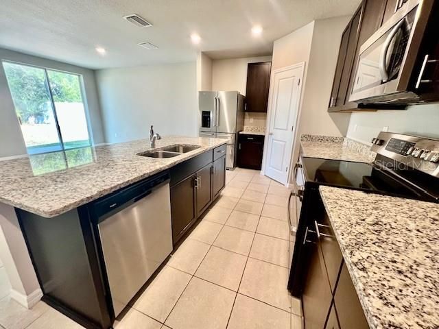 En Renta: $2,350 (3 camas, 2 baños, 1840 Pies cuadrados)