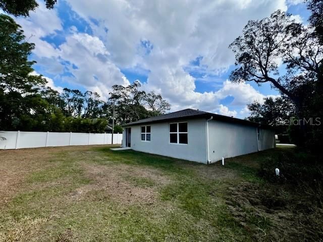 En Renta: $2,350 (3 camas, 2 baños, 1840 Pies cuadrados)