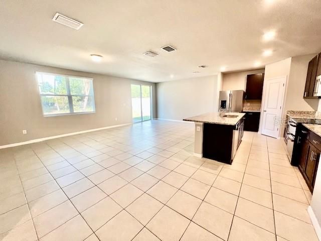 En Renta: $2,350 (3 camas, 2 baños, 1840 Pies cuadrados)