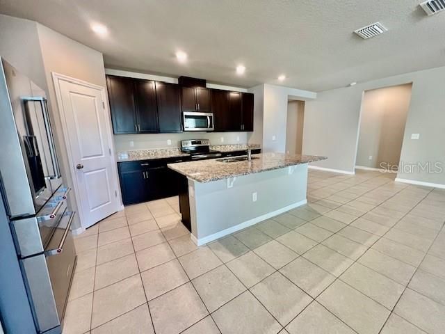 En Renta: $2,350 (3 camas, 2 baños, 1840 Pies cuadrados)