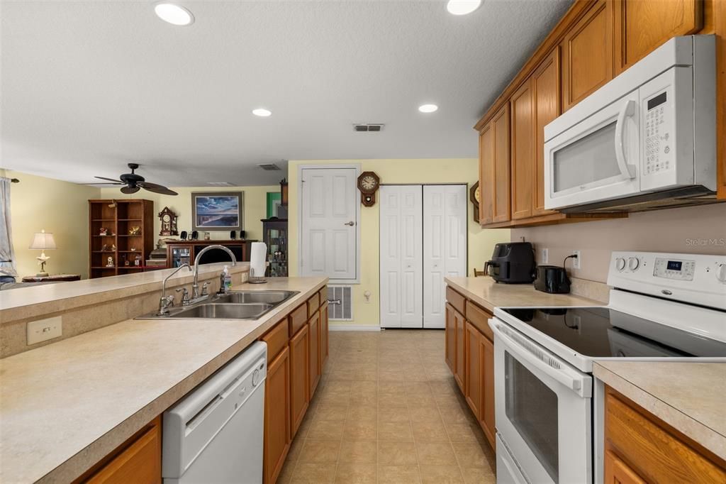 待售: $335,000 (4 贝兹, 2 浴室, 1647 平方英尺)