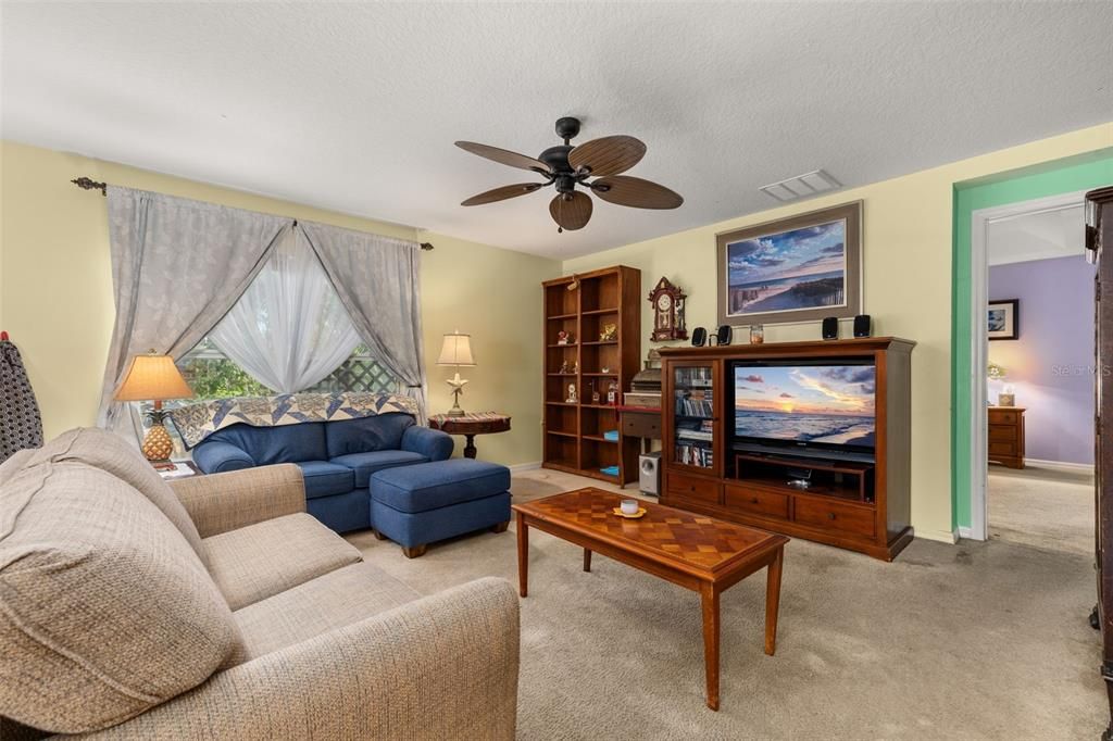 待售: $335,000 (4 贝兹, 2 浴室, 1647 平方英尺)