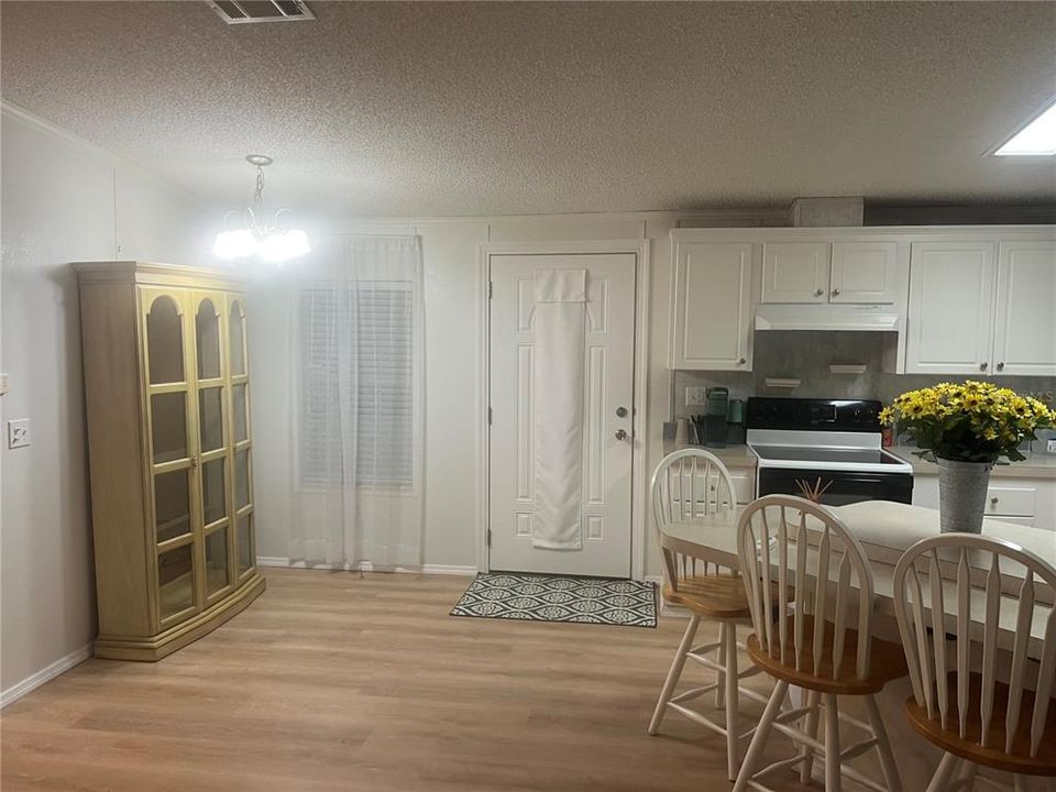 For Sale: $269,000 (2 beds, 2 baths, 1140 Square Feet)