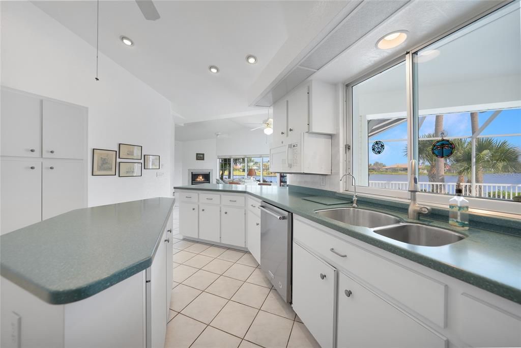 待售: $450,000 (3 贝兹, 2 浴室, 2347 平方英尺)