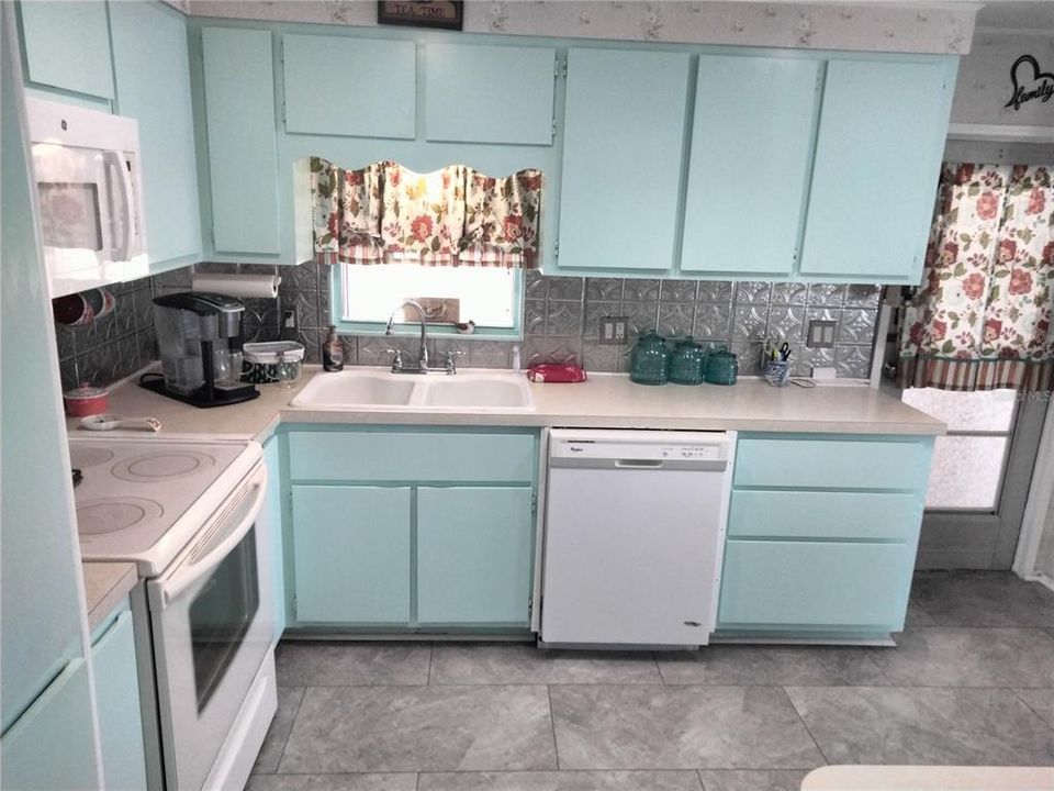 For Sale: $210,000 (2 beds, 2 baths, 1056 Square Feet)