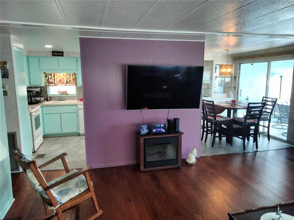 For Sale: $210,000 (2 beds, 2 baths, 1056 Square Feet)