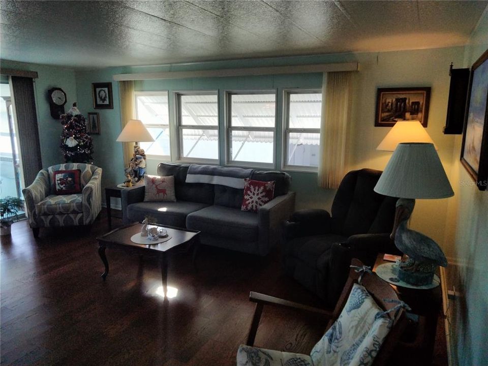 For Sale: $210,000 (2 beds, 2 baths, 1056 Square Feet)