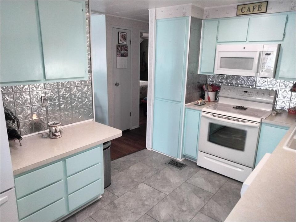 For Sale: $210,000 (2 beds, 2 baths, 1056 Square Feet)