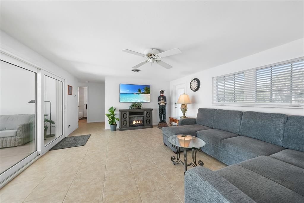 En Venta: $897,000 (2 camas, 3 baños, 1333 Pies cuadrados)