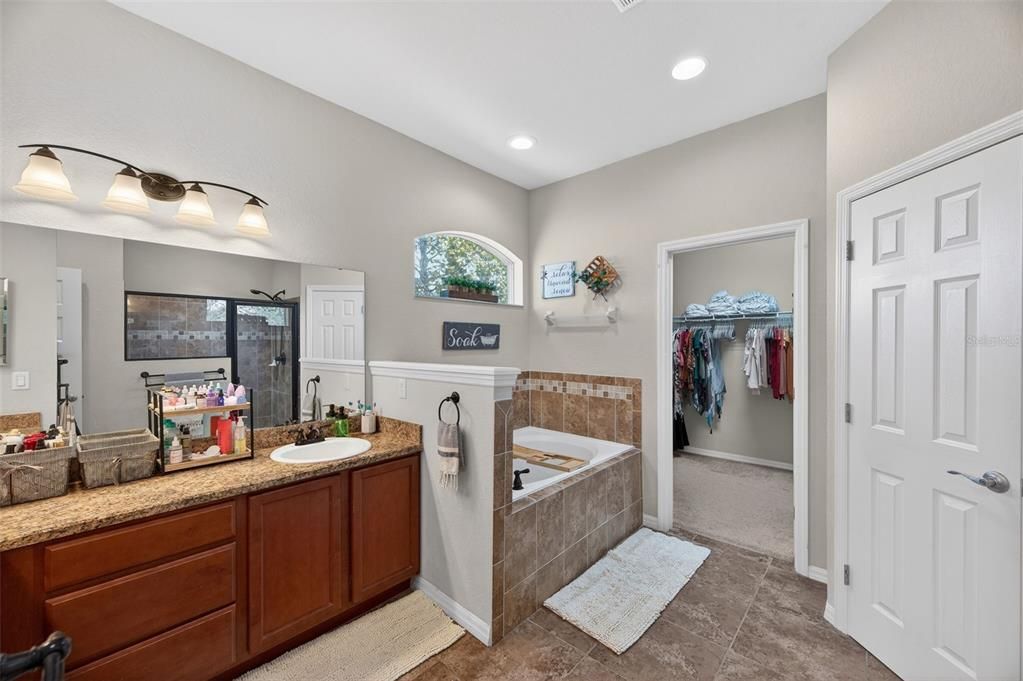 En Venta: $650,000 (4 camas, 3 baños, 2450 Pies cuadrados)