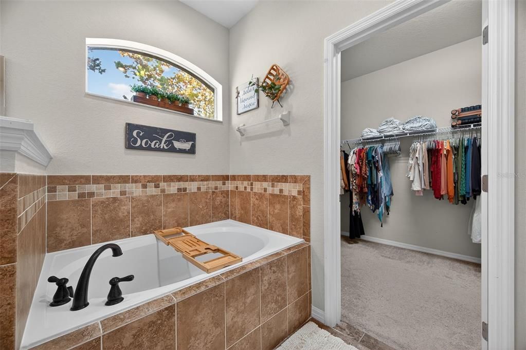 En Venta: $650,000 (4 camas, 3 baños, 2450 Pies cuadrados)