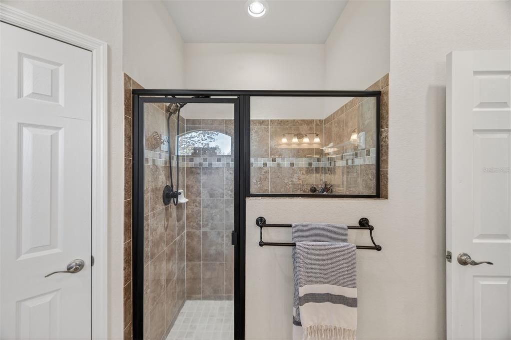 En Venta: $650,000 (4 camas, 3 baños, 2450 Pies cuadrados)