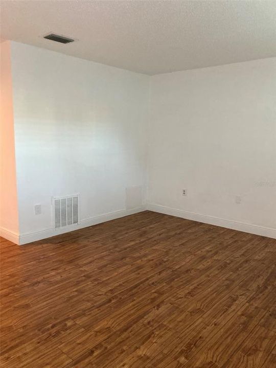 待售: $94,500 (1 贝兹, 1 浴室, 745 平方英尺)