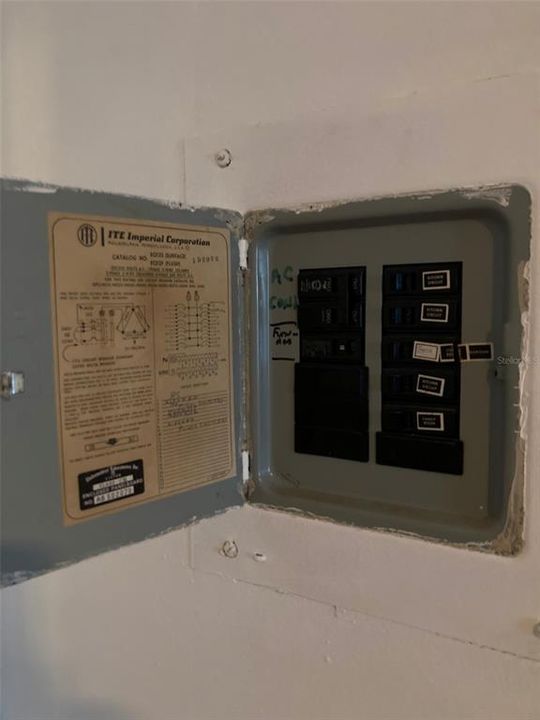 待售: $94,500 (1 贝兹, 1 浴室, 745 平方英尺)