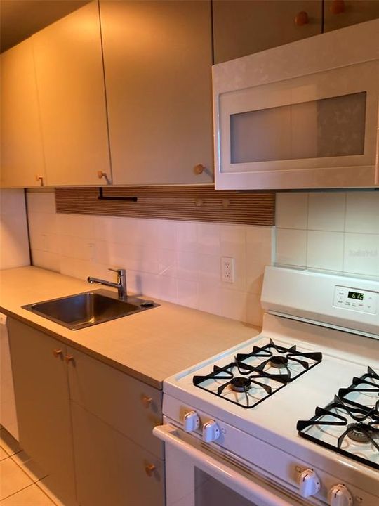 待售: $94,500 (1 贝兹, 1 浴室, 745 平方英尺)