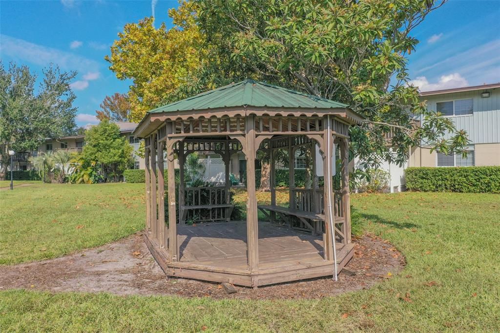 For Sale: $144,990 (2 beds, 1 baths, 881 Square Feet)