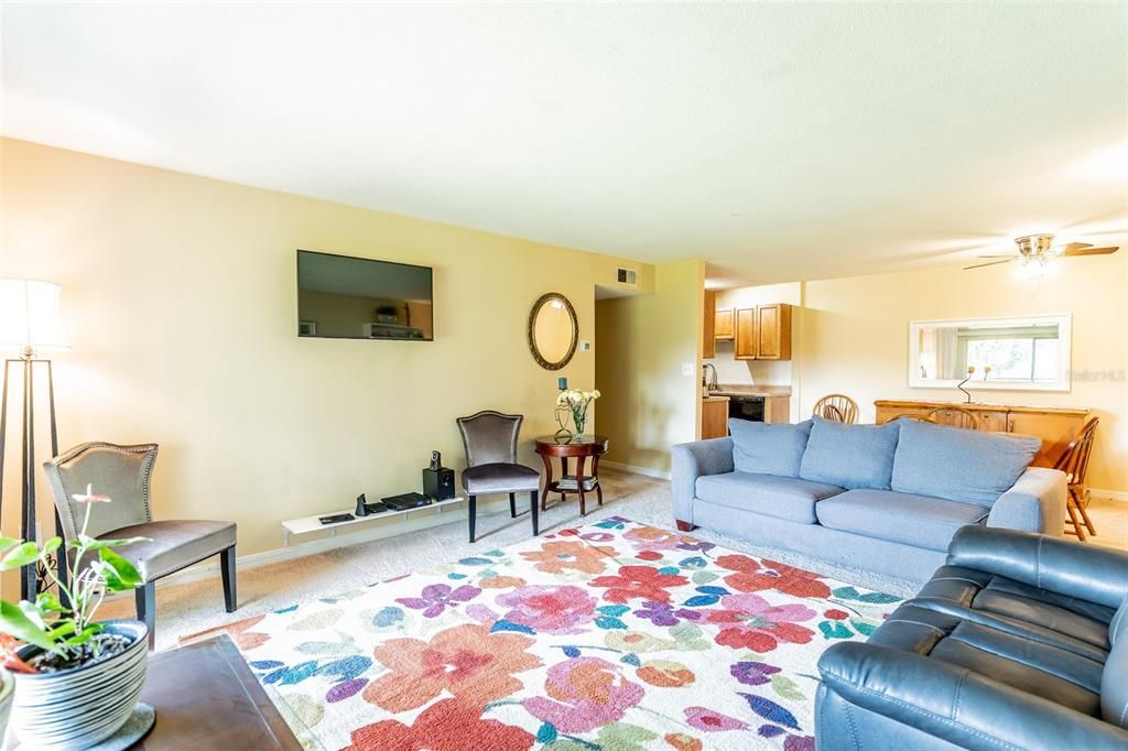 For Sale: $144,990 (2 beds, 1 baths, 881 Square Feet)