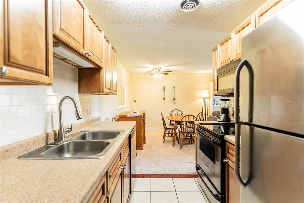 For Sale: $144,990 (2 beds, 1 baths, 881 Square Feet)