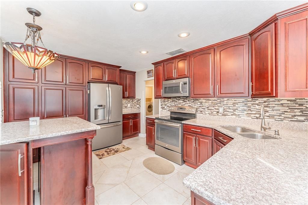 Под контрактом: $545,000 (4 спален, 2 ванн, 2436 Квадратных фут)